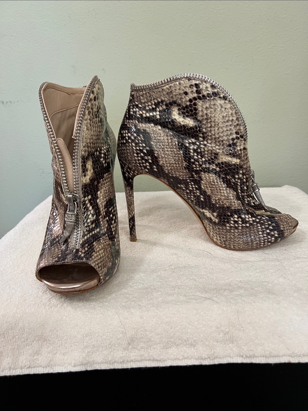 Guess Women's Snake-Print Peep Toe Stiletto Booties Size 8